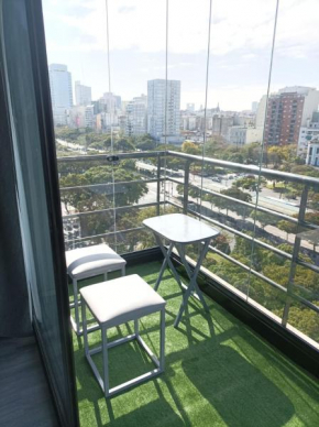 Amplio studio con balcón completamente blindado, protección para niños y vista abierta a la 9 de Julio